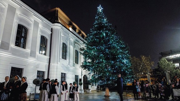 Pellegrini rozsvietil pred Prezidentským palácom vianočný stromček
