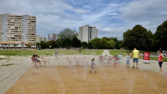 FOTO Verejný priestor na Námestí republiky oživilo drevené plató