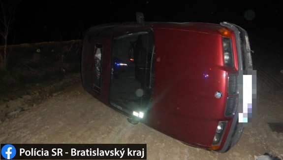 Opitý mladík: Nemal vodičák, sadol si za volant a následne vyletel z cesty