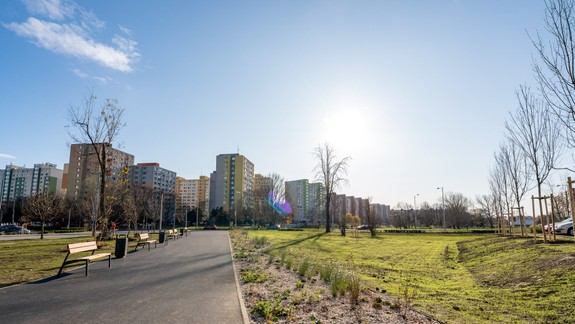 JTRE zrevitalizovala verejnú zeleň pri bytovke Fuxova v Petržalke