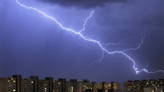 K horúčavám sa dnes v Bratislave môžu pridať aj búrky