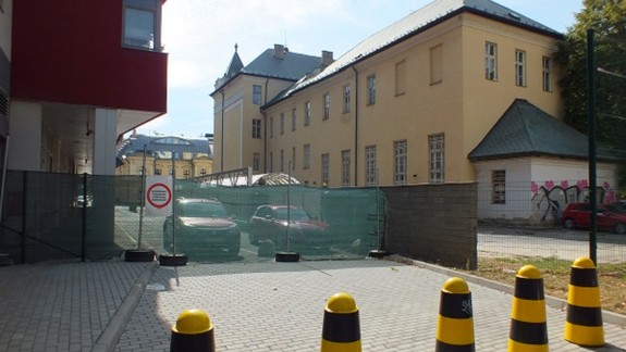 Satinského ulica je uzavretá, mesto ani mestská časť ju riešiť nemôžu