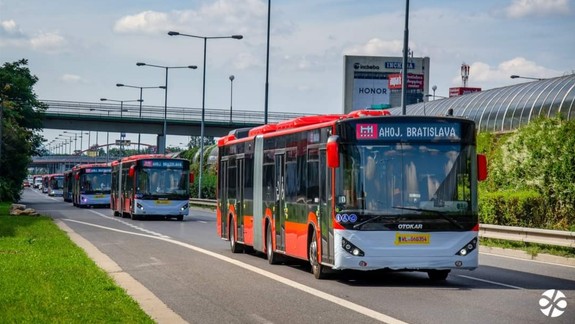 Posilnia MHD: Do Bratislavy prichádzajú desiatky nových kĺbových autobusov