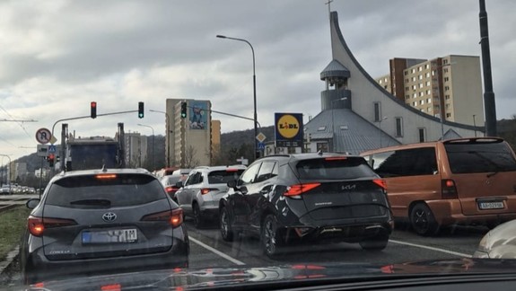 Dopravu v Bratislave a okolí komplikujú vo štvrtok ráno kolóny a nehoda