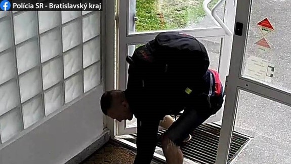 Nepoznáte tohto muža? Je podozrivý z krádeže a pátra po ňom polícia