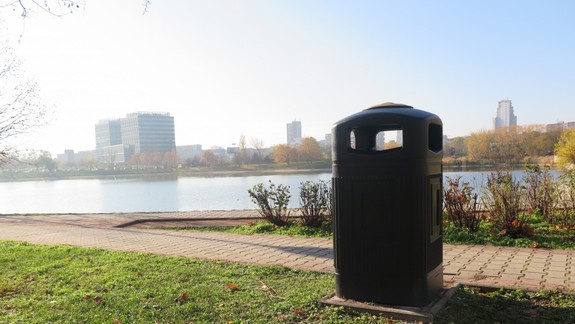 Pri Štrkoveckom jazere osádzajú 11 smetných košov. Bude to stáť 8-tisíc eur