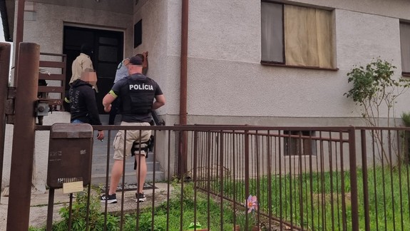 V Devínskej Novej Vsi sa skrýval muž, na ktorého bol vydaný európsky zatykač