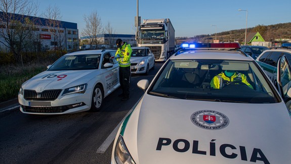 Matovič tvrdí, že sa kontroly vymkli z rúk, ministerstvo vnútra sa odvoláva na uznesenie vlády
