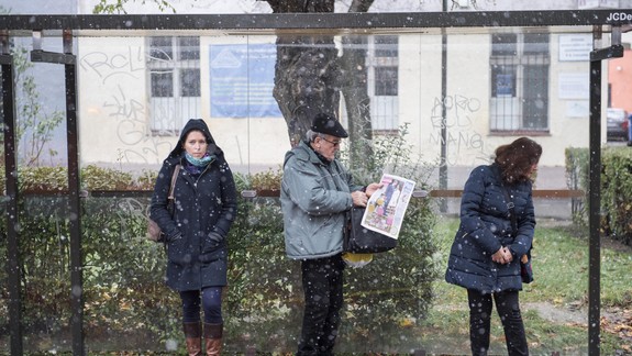 Hlavné mesto začalo so zimnou pohotovosťou, na Kolibe už „sypali“, MHD hlási meškanie