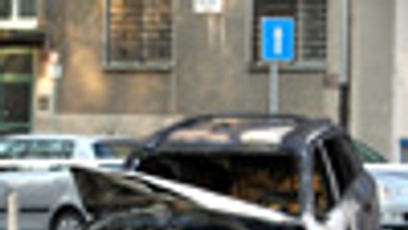 Na Páričkovej zhorelo auto za bieleho dňa