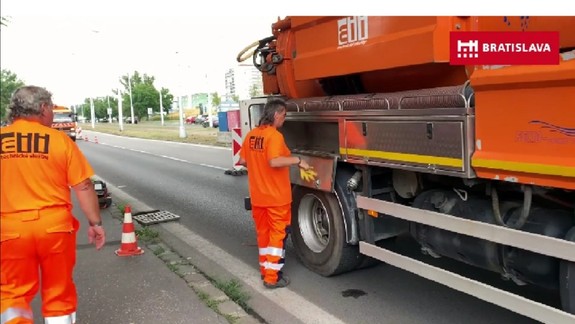 Mesto začalo čistiť kanalizačné vpusty, chce zabrániť zatápaniu ulíc
