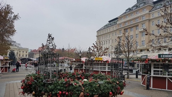 Na staromestskom adventnom venci rozsvietia prvú sviečku