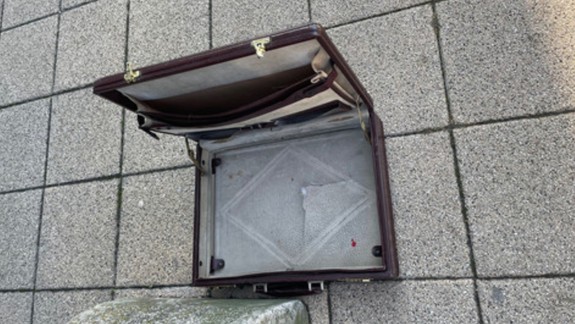 Podozrivý kufrík pred potravinami: Polícia žiada o pomoc, zverejnili fotografiu