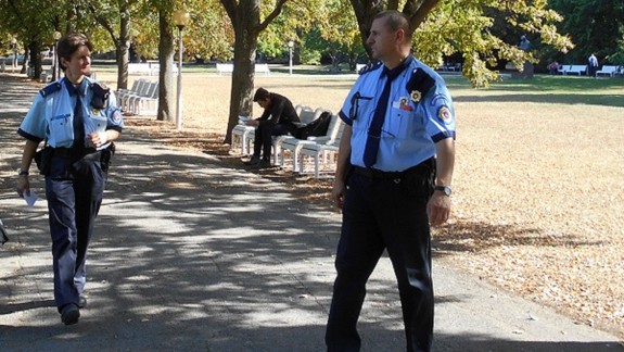 Kto vám dá pokutu za cigaretu? Nie sú to iba mestskí policajti