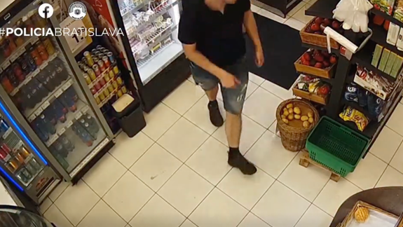 Krádež za tisíce eur, pomáhal aj zamestnanec predajne? Polícia žiada o pomoc pri pátraní