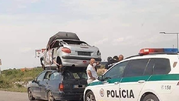 FOTO a VIDEO: Trnavskí policajti zastavili automobil, ktorý viezol na streche vrak iného auta...
