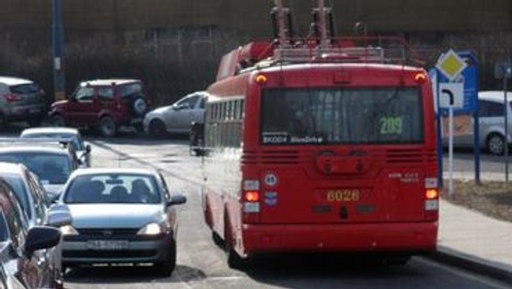 Parkujúci vodiči zablokovali pri nemocnici sanitky i MHD