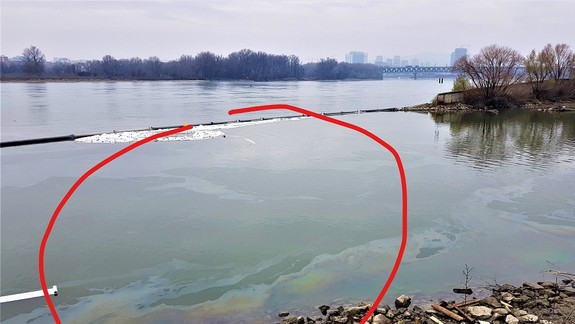 FOTO: Slovenská inšpekcia životného prostredia rieši ekologickú haváriu lode na Dunaji