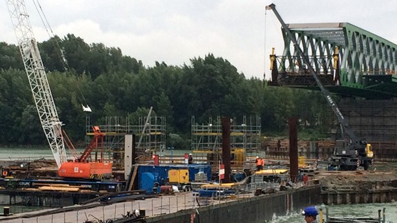 Základy piliera č. 34 sú hotové, pokračuje sa nad hladinou