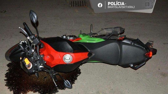 Nočná naháňačka: Policajti prenasledovali nadrohovanú dvojicu na ukradnutej motorke