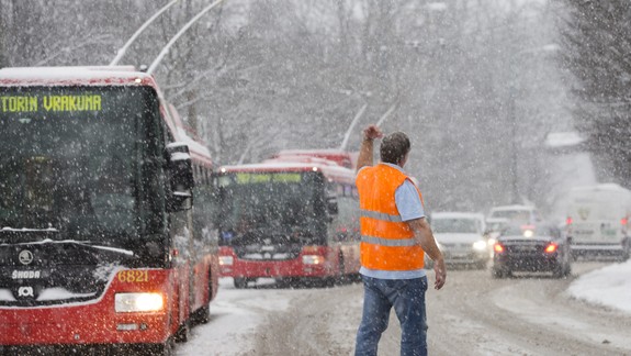 FOTO a VIDEO: Katastrofa. Takto to vyzerá na bratislavských cestách
