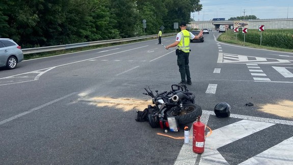 Pri odbočke na Jarovce sa zrazilo osobné auto s motorkou, motorkára odviezli do nemocnice