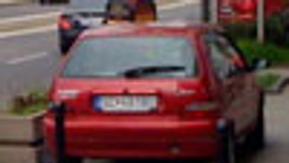 Vodič na chodníku vyvalil novoosadený stĺpik