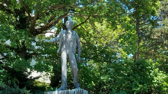 Hádanka: Poznáte túto bratislavskú sochu a viete, kde sa nachádza?