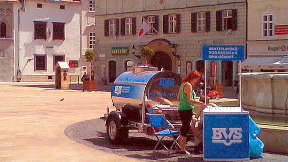 Načo sú v centre pitné fontánky, keď pitnú vodu vozia v cisterne?