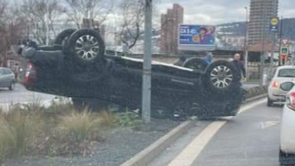 Nehoda na Bajkalskej: Vodič prevrátil auto na strechu, obuté mal letné pneumatiky