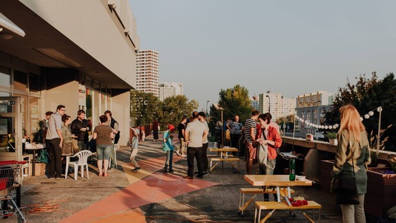 Úžasné. Aktivisti dokázali starej petržalskej terase vdýchnuť život