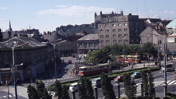 FOTO a VIDEO: Pamätáte si ešte na Mierové námestie v tejto jeho podobe spred 45 rokov?