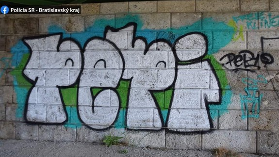 Peter posprejoval pilier Starého mosta, hrozí mu pobyt za mrežami