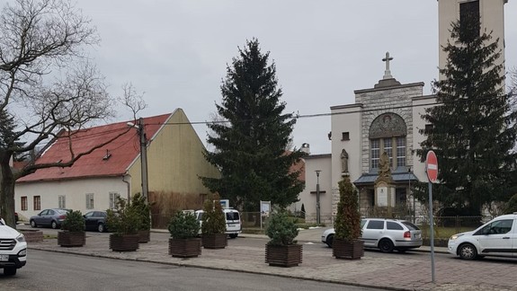 Motoristi už v Lamači na ostrovčeku pred kostolom nezaparkujú, samospráva sem osadila kvetináče