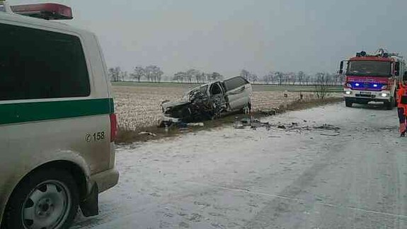 Čelná zrážka áut na zasneženej ceste: Premávka bola odklonená