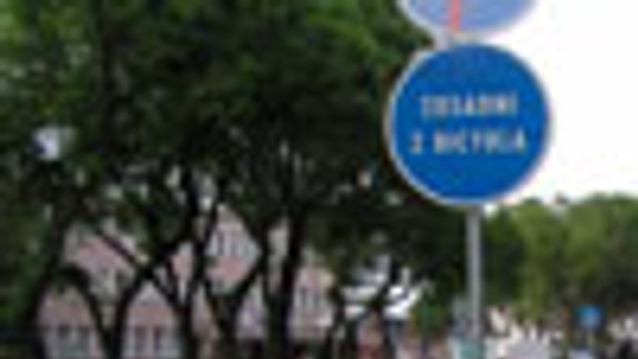 Cyklotrasa je oplotená a núti zosadnúť z bicyklov