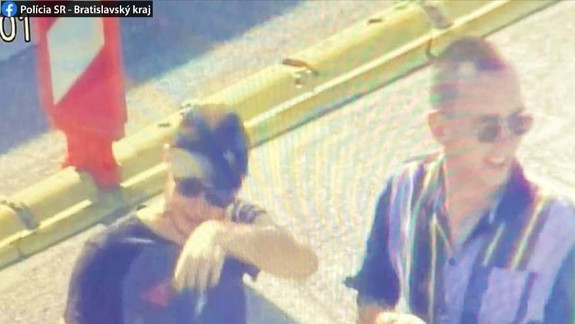 Nepoznáte týchto mladíkov? Policajti s nimi chcú hovoriť o jednom nápise nad tunelom Sitina