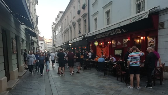 VIDEO: Fanúšikovia anglického Wolverhamptonu sa takto bavili v uliciach Bratislavy