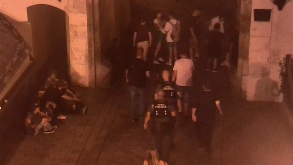 Mela pod Michalskou bránou: Mestskí policajti sa snažili zastaviť partiu agresívnych chlapov