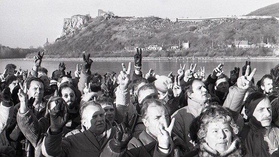 FOTO: Pred 30 rokmi sa vybrali Bratislavčania v tisíckach slobodne prejsť do Rakúska