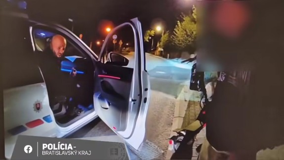 Policajti zastavili v Stupave maskovaného kolobežkára, pri sebe mal pravdepodobne drogy