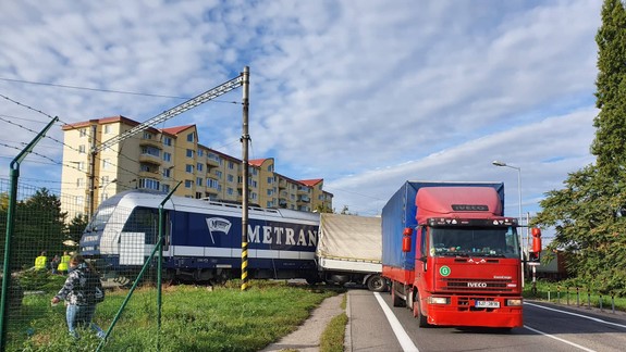 FOTO a VIDEO: Na Ivanskej ceste narazil vlak do kamióna, boli sme pri tom!