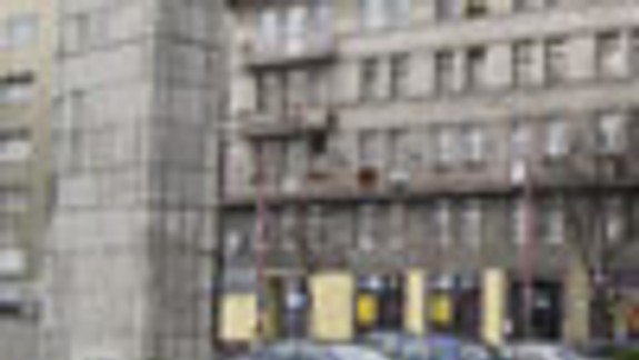 V okolí pomníka na nábreží je divoké parkovisko