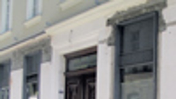 Palác dostal nevkusné kovové vitríny