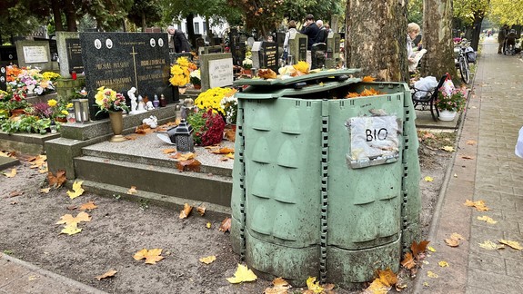 Zvýšenou návštevnosťou cintorínov narastá aj množstvo odpadu