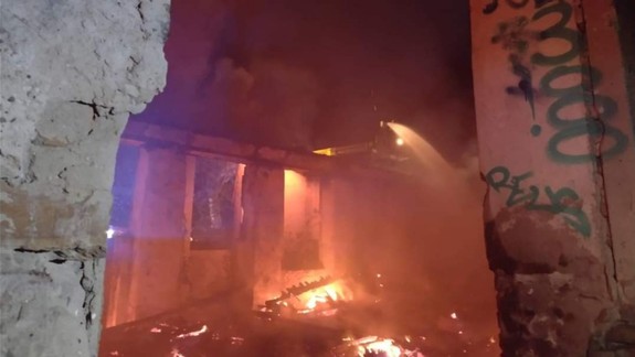 FOTO: V Rači v noci horelo, zasahovali desiatky hasičov