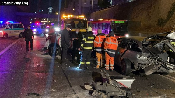 FOTO Za Mostom SNP sa stala vážna hromadná nehoda, vodič dostal šmyk, úradoval aj alkohol!