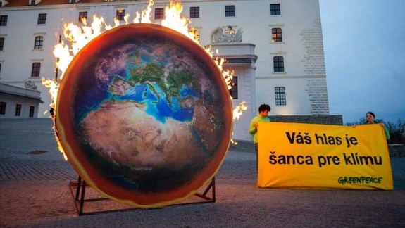 Greenpeace postavila pred Bratislavský hrad horiacu planétu Zem