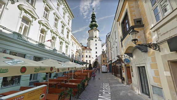 FOTO a VIDEO: Nápis na tabuli pod Michalskou bránou rozosmeje asi každého Slováka!