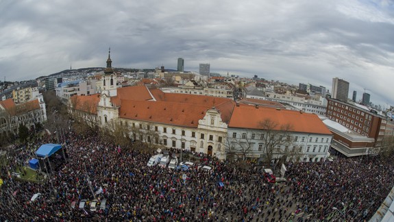 Zaplnené Námestie SNP žiadalo odchod policajného prezidenta Gašpara